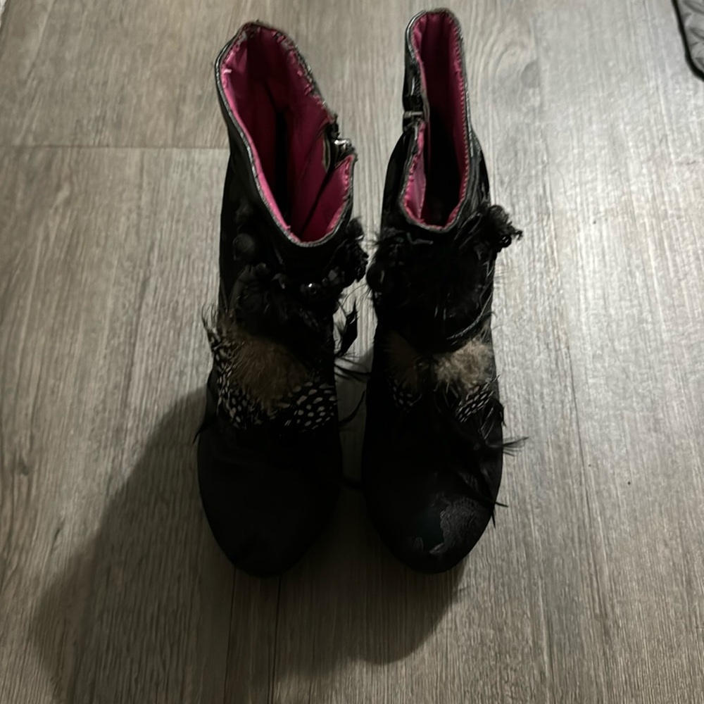 Twolip 6 1/2 black heels.
